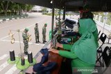 Anggota Bekangdam bersama ibu Persit Kodam Iskandar Muda menjahit masker kain dalam mobil truk saat parkir di kawasan Masjid Raya Baiturrahman, Banda Aceh, Aceh, Selasa (29/9/2020). Aksi membawa mesin jahit untuk memproduksi masker kain yang dibagikan secara gratis kepada warga kota itu, salah satu upaya mengkampanyekan Gerakan Peduli Masker dalam mencegah penyebaran COVID-19. Antara Aceh/Ampelsa.