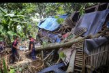 Petugas pemadam kebakaran mengevakuasi pohon yang menimpa salah satu rumah tinggal penduduk akibat angin puting beliung, di Solear, Kabupaten Tangerang, Banten, Selasa (29/9/2020). Bencana angin puting beliung yang terjadi pada Senin (28/9/2020) sore tersebut mengakibatkan ratusan rumah di Kabupaten Tangerang mengalami kerusakan. ANTARA FOTO/Fauzan/nym.