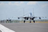 Penerbang tempur dengan pesawat Sukhoi bersiap lepas landas menuju Air Weapon Range (AWR) Pandanwangi Lumajang dari Lanud Iswahjudi Magetan, Jawa Timur, Selasa (29/9/2020). Kegiatan tersebut dalam rangka mengikuti manuver lapangan Latihan Puncak Komando Operasi Angkatan Udara II Sikatan Daya 2020 di AWR Pandanwangi Lumajang. ANTARA FOTO/Penerangan Lanud Iswahjudi/nym