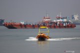 Kapal Intelligent-BOAT (i-boat) karya Institut Teknologi Sepuluh Nopember Surabaya (ITS) bermanuver saat diuji coba di perairan selat Madura, Bangkalan, Jawa Timur, Selasa (29/9/2020). Kapal yang dapat berjalan tanpa awak (autonomous) dengan mengombinasikan kecerdasan buatan (artificial intelligent) dan 