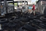 Polisi melakukan identifikasi di lokasi kebakaran garasi bus setelah dilakukan pemadaman di Kota Madiun, Jawa Timur, Selasa (29/9/2020). Garasi bus yang terbakar diduga akibat aktivitas pengelasan bus bekas oleh pekerja tersebut mengakibatkan dua unit bus dan tumpukan ban bekas hangus terbakar. Antara Jatim/Siswowidodo/zk.