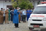 Sejumlah dokter bersama tenaga medis lainnya berdoa setelah melaksanakan shalat jenazah dokter spesialis paru positif COVID-19 saat pelepasan terakhir menggunakan mobil ambulan ke pemakaman di Rumah Sakit Umum Zainainal Abidin, Banda Aceh, Aceh, Selasa (29/9/2020). Dinas Kesehatan provinsi Aceh menyatakan, dr Zulkifli Sp.P (80) positif COVID-19 itu akhirnya meninggal dunia setelah beberapa hari menjalani perawatan di rumah sakit setempat dan hingga saat ini sudah empat dokter di Aceh meninggal akibat COVID-19. Antara Aceh/Ampelsa.
