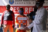 Petugas menunjukkan tersangka dengan barang bukti narkoba jenis sabu saat ungkap kasus di Badan Narkotika Nasional Kabupaten Sidoarjo, Jawa Timur, Selasa (29/9/2020). BNNK Sidoarjo berhasil menggagalkan upaya penyelundupan narkoba jenis sabu seberat 6,12 gram yang dibungkus menggunakan bungkus mie yang dimasukkan dalam bungkus rokok. Antara Jatim/Umarul Faruq/zk