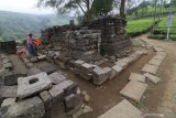 Pengunjung mengamati candi Sirah Kencong di kawasan kebun teh Desa Ngadirenggo, Blitar, Jawa Timur, Selasa (29/9/2020). Wisata alam kebun teh dan candi di lereng gunung Butak tersebut kembali dibuka setelah ditutup selama lima bulan karena pandemi COVID-19. Antara Jatim/Prasetia Fauzani/zk.