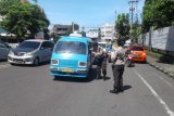 Warga menyambut baik Polda Sulut bagikan masker