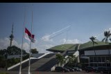 Bendera Merah Putih berkibar setengah tiang di kompleks Parlemen, Jakarta, Rabu (30/9/2020). Pengibaran bendera setengah tiang itu dalam itu untuk memperingati peristiwa Gerakan 30 September 1965. ANTARA FOTO/Aditya Pradana Putra/nym