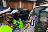 Polresta Jayapura bagikan stiker ayo pakai masker