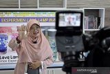 Guru memaparkan materi pelajaran melalui siaran televisi lokal di Dinas Pendidikan Kabupaten Garut, Jawa Barat, Rabu (30/9/2020). Dinas Pendidikan Kabupaten Garut resmi memberlakukan sistem Pembelajaran Jarak Jauh (PJJ) dengan memanfaatkan stasiun TV lokal di Garut guna memudahkan kegiatan belajar siswa tingkat PAUD, TK, SD, dan SMP. ANTARA JABAR/Candra Yanuarsyah/agr.