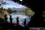 Sejumlah anak bermain di bantaran aliran Sungai CItarum di Bojongsoang, Kabupaten Bandung, Jawa Barat, Rabu (30/9/2020). Dinas Lingkungan Hidup Provinsi Jawa Barat mengklaim tingkat pencemaran air di aliran Sungai Citarum mengalami penurunan yang dipengaruhi oleh aktivitas industri yang terhenti akibat pandemi COVID-19. ANTARA JABAR/Raisan Al Farisi/agr