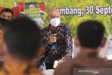 Menteri Koperasi dan UKM, Teten Masduki saat berdialog dengan anggota Gabungan Kelompok Tani (Gapoktan) dan koperasi di Desa Sugihwaras, Kecamatan Ngoro, Kabupaten Jombang, Jawa Timur, Rabu (30/9/2020).  Dalam kunjungan tersebut Teten mengajak para pelaku umkm agar mempelajari dan memahami tren pasar, dengan demikian produk UMKM dapat menembus pasar yang lebih luas. Antara Jatim/Syaiful Arif/zk.