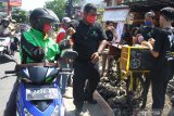 Barista membagikan kopi gratis kepada pengguna jalan dalam peringatan Hari Kopi Internasional di jalan Siguragura, Malang, Jawa Timur, Kamis ( 1/10/2020). Kegiatan bagi-bagi 1000 cangkir kopi gratis tersebut sekaligus dimanfaatkan untuk memperkenalkan kopi Nusantara kepada masyarakat. Antara Jatim/Ari Bowo Sucipto/zk