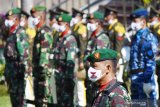 Peserta dengan memakai masker mengikuti upacara peringatan Hari Kesaktian Pancasila di areal Monumen Korban Keganasan Partai Komunis Indonesia (PKI) di Kresek, Kabupaten Madiun, Jawa Timur, Kamis (1/10/2020). Peringatan Hari Kesaktian Pancasila untuk mengenang peristiwa pembantaian pada 1948 di lokasi tersebut dengan puluhan korban terbunuh terdiri prajurt TNI, polisi, tokoh agama, tokoh masyarakat dan wartawan, dilaksanakan dengan menerapkan protokol kesehatan antara lain menggunakan masker dan menjaga jarak guna pencegahan penularan COVID-19. Antara Jatim/Siswowidodo/zk