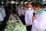 Menteri Koperasi dan Usaha Kecil dan Menengah (UKM) Teten Masduki (kedua kanan), melihat produski sayur beku dan olahan dari kedelai Edamame dan Okura di PT Mitra Tani Dua Tujuh, Mangli, Jember, Jawa Timur, Kamis (1/10/2020). Kementerian Koperasi dan UKM mengucurkan bantuan pembiayaan modal Rp30 miliar kepada petani Edamame di Jember melalui KSU Keluarga Mitra Tani untuk membantu biaya produksi petani. Antara Jatim/Seno/zk