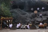 Pelajar dari sanggar Gamelan Guntur memainkan musik di kawasan wisata Gua Selomangleng, Kota Kediri, Jawa Timur, Rabu (30/9/2020). Pentas musik kontempore yang dipadukan dengan gamelan tersebut disiarkan secara virtual sebagai upaya pemerintah daerah setempat mempromosikan wisata Gua Selomangleng. Antara Jatim/Prasetia Fauzani/zk