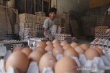 Pedagang menyortir telur ayam di Pasar Induk, Indramayu, Jawa Barat, Jumat (2/10/2020). Badan Pusat Statistik (BPS) mengumumkan pada bulan September 2020 terjadi deflasi sebesar 0,05 persen dengan Indeks Harga Konsumen (IHK) sebesar 104,85. ANTARA JABAR/Dedhez Anggara/agr