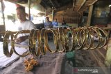 Perajin menyelesaikan pembuatan perhiasan lapis emas di Indramayu, Jawa Barat, Jumat (2/10/2020). Perajin mengaku masih terdampak pandemi COVID-19 karena sepinya permintaan serta harga emas sebagai bahan baku perhiasan tersebut yang terus naik. ANTARA JABAR/Dedhez Anggara/agr