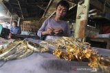 Perajin menyelesaikan pembuatan perhiasan lapis emas di Indramayu, Jawa Barat, Jumat (2/10/2020). Perajin mengaku masih terdampak pandemi COVID-19 karena sepinya permintaan serta harga emas sebagai bahan baku perhiasan tersebut yang terus naik. ANTARA JABAR/Dedhez Anggara/agr