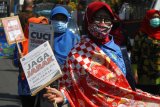 Ibu-ibu mengikuti parade batik untuk memperingati Hari Batik Nasional di depan pasar Karangploso, Malang, Jawa Timur, Jumat ( 2/10/2020). Kegiatan tersebut diadakan untuk mengenalkan motif batik nusantara sekaligus mengkampanyekan penggunaan masker guna pencegahan COVID-19. Antara Jatim/Ari Bowo Sucipto/zk.