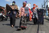 Ibu-ibu mengikuti parade batik untuk memperingati Hari Batik Nasional di depan pasar Karangploso, Malang, Jawa Timur, Jumat ( 2/10/2020). Kegiatan tersebut diadakan untuk mengenalkan motif batik nusantara sekaligus mengkampanyekan penggunaan masker guna pencegahan COVID-19. Antara Jatim/Ari Bowo Sucipto/zk.