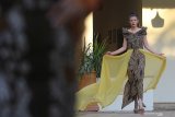 Model memperagakan busana dari bahan kain batik rancangan Embran Nawawi saat perayaan Hari Batik Nasional di Surabaya, Jawa Timur, Jumat (2/10/2020). Perayaan Hari Batik Nasional bertajuk 