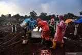 Pemakaman jenazah secara protokol COVID-19 di TPU Pondok Ranggon berkurang