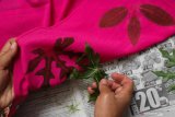 Perajin memberi motif daun pada selembar kain dengan menggunakan teknik 'ecoprint' di Shantika Fashion, Surabaya, Jawa Timur, Jumat (2/10/2020). Lembaran-lembaran kain bermotif berbagai jenis daun tersebut dijual ke berbagai daerah dengan harga Rp150.000 sampai Rp1.500.000 per lembar tergantung bahan kain, ukuran dan tingkat kesulitan. Antara Jatim/Didik/Zk