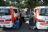 Pekerja menutup foto calon Bupati Jember petahana Faida di mobil Ambulans Desa di depan Kantor Pemkab Jember, Jawa Timur, Sabtu (3/10/2020). Bawaslu meminta foto diri petahana di fasilitas Pemkab Jember ditertibkan di masa kampanye Pilkada Jember 2020, termasuk yang menempel di 248 ambulans desa dan kelurahan. Antara Jatim/Seno/zk.