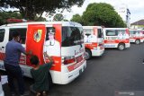 Pekerja menutup foto calon Bupati Jember petahana Faida di mobil Ambulans Desa di depan Kantor Pemkab Jember, Jawa Timur, Sabtu (3/10/2020). Bawaslu meminta foto diri petahana di fasilitas Pemkab Jember ditertibkan di masa kampanye Pilkada Jember 2020, termasuk yang menempel di 248 ambulans desa dan kelurahan. Antara Jatim/Seno/zk.