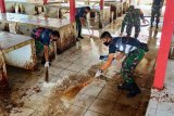 Prajurit TNI bersihkan lingkungan Pasar Enarotali Paniai