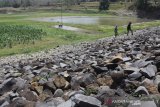 Warga melihat kondisi air di waduk Grojokan Desa Pelabuhan, Kecamatan Plandaan, Kabupaten Jombang, Jawa Timur, Sabtu (03/10/2020). Saat musim kemarau waduk yang digunakan untuk mengairi ratusan hektar lahan pertanian ini mulai mengering sehingga tidak dapat digunakan untuk irigasi sawah dan dimanfaatkan warga untuk menanam tembakau. Antara Jatim/Syaiful Arif/zk