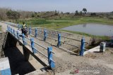 Debit air waduk Grojokan mulai menyusut di Desa Pelabuhan, Kecamatan Plandaan, Kabupaten Jombang, Jawa Timur, Sabtu (03/10/2020). Saat musim kemarau waduk yang digunakan untuk mengairi ratusan hektar lahan pertanian ini mulai mengering sehingga tidak dapat digunakan untuk irigasi sawah dan dimanfaatkan warga untuk menanam tembakau. Antara Jatim/Syaiful Arif/zk