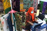 Perajin mengunggah batik karyanya di pasar digital saat mengikuti Pameran Batik 2020 di Gedung DPRD Malang, Jawa Timur, Senin (5/10/2020). Pameran yang menampilkan ratusan motif batik dari berbagai daerah tersebut diadakan untuk mendorong para perajin batik untuk memasarkan produknya secara digital. Antara Jatim/Ari Bowo Sucipto/zk