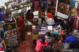 Pengunjung melihat batik yang dipajang dalam Pameran Batik 2020 di Gedung DPRD Malang, Jawa Timur, Senin (5/10/2020). Pameran yang menampilkan ratusan motif batik dari berbagai daerah tersebut diadakan untuk mendorong para perajin batik untuk memasarkan produknya secara digital. Antara Jatim/Ari Bowo Sucipto/zk