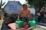 Warga membawa driken berisi air saat droping air bersih di Desa Pegagan, Pamekasan Jawa Timur, Senin (5/10/2020). Air bersih yang didistribusikan oleh Forum Relawan Penanggulangan Bencana (FRPB) itu sebagai bentuk kepedulian terhadap warga terdampak kekeringan. Antara Jatim/Saiful Bahri/zk