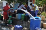 Warga mengisi air ke dalam penampungan saat droping air bersih di Desa Pegagan, Pamekasan Jawa Timur, Senin (5/10/2020). Air bersih yang didistribusikan oleh Forum Relawan Penanggulangan Bencana (FRPB) itu sebagai bentuk kepedulian terhadap warga terdampak kekeringan. Antara Jatim/Saiful Bahri/zl