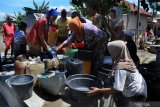 Warga memasukkan air ke dalam driken saat droping air bersih di Desa Pegagan, Pamekasan Jawa Timur, Senin (5/10/2020). Air bersih yang didistribusikan oleh Forum Relawan Penanggulangan Bencana (FRPB) itu sebagai bentuk kepedulian terhadap warga terdampak kekeringan. Antara Jatim/Saiful Bahri/zk