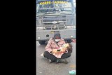 VIRAL! Kisah Polwan amankan Sidang Sengketa Pilkada sambil gendong anaknya