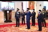 Presiden Joko Widodo (ketiga kiri) didampingi Wakil Presiden Ma'ruf Amin (kedua kanan), Menteri Pertahanan Prabowo Subianto (ketiga kanan), Kepala Staf Kepresidenan Moeldoko (kedua kiri), Panglima TNI Marsekal TNI Hadi Tjahjanto (kiri) dan KASAD Jenderal TNI Andika Perkasa (kanan) berdialog dengan prajurit TNI secara virtual ketika memimpin upacara HUT ke-75 TNI di Istana Negara Jakarta, Senin (5/10/2020). Pada peringatan HUT ke-75 TNI, Presiden Joko Widodo mendukung transformasi organisasi TNI harus selalu dilakukan dengan dinamika lingkungan strategis sesuai dengan dinamika ancaman dan perkembangan teknologi militer. ANTARA FOTO/Biro Pers/Lukas/handout/nym.