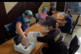 Tim medis melakukan penanganan terhadap pasien dalam persiapan simulasi vaksinasi COVID-19 di Puskesmas Abiansemal I, Badung, Bali, Senin (5/10/2020). Kementerian Kesehatan melakukan kunjungan dan survei untuk melihat kesiapan puskesmas tersebut sebagai lokasi layanan vaksinasi COVID-19 serta menggelar simulasi pada Selasa (6/10). ANTARA FOTO/Nyoman Hendra Wibowo/nym.