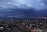 Foto udara awan hitam yang menyelimuti Kota Bandung terlihat di Cibiru, Kabupaten Bandung, Jawa Barat, Senin (5/10/2020). Deputi Klimatologi Badan Meteorologi, Klimatologi, dan Geofisika (BMKG) Herizal memperkirakan dari total 342 Zona Musim (Zom) di Indonesia, sebanyak 34,8 persen diprediksi akan mengawali musim hujan pada bulan Oktober 2020, eight di sebagian Sumatera, Jawa, Kalimantan dan Sulawesi. ANTARA FOTO/Raisan Al Farisi/agr