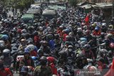 Kendaraan terjebak kemacetan di jalan nasional Bandung-Garut-Tasikmalaya saat aksi buruh di Rancaekek, Kabupaten Bandung, Jawa Barat, Selasa (6/10/2020). Aksi tersebut merupakan penolakan buruh terhadap pengesahan UU Cipta Kerja yang telah disahkan oleh DPR. ANTARA JABAR/Raisan Al Farisi/agr