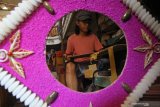 Perajin menyelesaikan pembuatan kerajinan dari bahan limbah cangkang kerang di Kampung Tambak Deres, Surabaya, Jawa Timur, Selasa (6/10/2020). Cangkang kerang yang diolah menjadi berbagai macam kerajinan seperti lampu hias, tirai, pigura, miniatur hewan, gantungan kunci, bros dan lain-lainnya tersebut dijual dengan harga mulai Rp20.000 hingga Rp500.000. Antara Jatim/Moch Asim/zk.