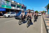 Polres Biak gelar patroli bersepeda imbau warga selalu pakai masker