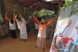 Sejumlah warga lanjut usia mengikuti senam lansia di Desa Berdaya Tegalurung, Balongan, Indramayu, Jawa Barat, Selasa (6/10/2020). Kegiatan senam lansia yang digagas Rumah Zakat tersebut bertujuan untuk menjaga kebugaran tubuh dan menciptakan lansia yang produktif terutama di masa pandemi COVID-19. ANTARA JABAR/Dedhez Anggara/agr