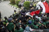 Sejumlah Mahasiswa  melakukan aksi unjuk rasa tolak Undang-Undang Cipta Kerja di Depan Gedung DPRD Jawa Barat, Bandung, Jawa Barat, Rabu (7/10/2020). Mereka dalam aksinya menuntut DPR RI dan Pemerintah segera membuat Perppu untuk mencabut Undang-Undang Omnibus Law Cipta Kerja yang dianggap tidak berpihak kepada rakyat. ANTARA JABAR/Novrian Arbi/agr