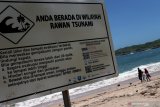 Warga beraktifitas di bibir pantai Tambakrejo di Blitar, Jawa Timur, Rabu (7/10/2020). BPBD setempat mulai meningkatkan edukasi tentang kebencanaan kepada masyarakat, sebagai upaya mitigasi bencana menyusul adanya prediksi dari Tim Riset Institut Teknologi Bandung (ITB) yang mengungkap 8 daerah di sisi selatan Jawa Timur memiliki potensi besar adanya ancaman gelombang tsunami dengan tinggi gelombang sekitar 12 hingga 15 meter. Antara Jatim/Irfan Anshori/zk