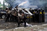 Personil Kepolisian menembakkan gas air mata saat unjuk rasa tolak Undang-Undang Cipta Kerja di Depan Gedung DPRD Jawa Barat, Bandung, Jawa Barat, Rabu (7/10/2020). Aksi yang menolak dan menuntut pembuatan Perppu untuk Undang-Undang Cipta Kerja tersebut berakhir ricuh. ANTARA JABAR/Novrian Arbi/agr