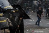 Demonstran menyerang Personil Kepolisian saat unjuk rasa tolak Undang-Undang Cipta Kerja di Depan Gedung DPRD Jawa Barat, Bandung, Jawa Barat, Rabu (7/10/2020). Aksi yang menolak dan menuntut pembuatan Perppu untuk Undang-Undang Cipta Kerja tersebut berakhir ricuh. ANTARA JABAR/Novrian Arbi/agr