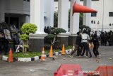 Demonstran menahan temannya untuk menyerang personil kepolisian saat unjuk rasa tolak Undang-Undang Cipta Kerja di Depan Gedung DPRD Jawa Barat, Bandung, Jawa Barat, Rabu (7/10/2020). Aksi yang menolak dan menuntut pembuatan Perppu untuk Undang-Undang Cipta Kerja tersebut berakhir ricuh. ANTARA JABAR/Novrian Arbi/agr