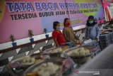 Petugas lapas mendapampingi warga binaan pemasyarakatan perempuan yang sedang membuat soto betawi di sarana asimilasi dan edukasi usai diresmikan di Lapas Perempuan Kelas II A Bandung, Jawa Barat, Rabu (7/10/2020). Lapas Perempuan Kelas II A Bandung menyediakan sarana asimilasi dan edukasi bagi warga binaan yang tengah menjalani masa asimilasi guna mengembangkan kreativitas serta menggerakan roda perekonomian setelah keluar dari lapas. ANTARA JABAR/Raisan Al Farisi/agr